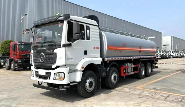 Shacman Delong 8×4 28m³ Oil Transport Truck detail view 3