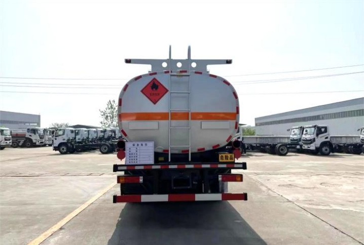 Shacman Delong 8×4 28m³ Oil Transport Truck detail view 4