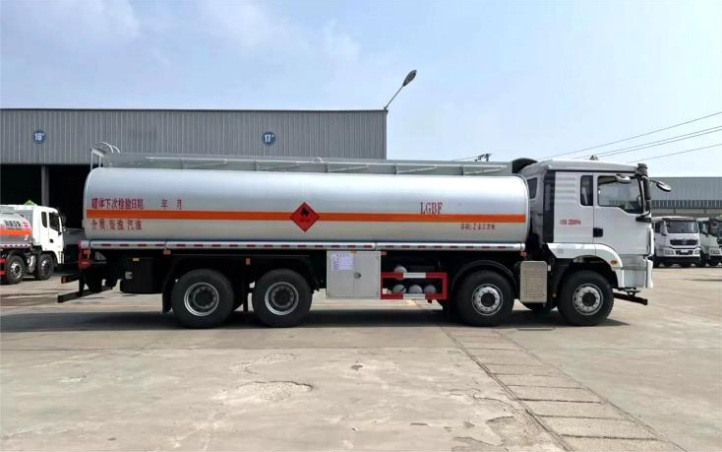 Shacman Delong 8×4 28m³ Oil Transport Truck detail view 5