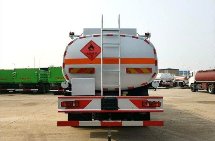 Dongfeng Tianjin 18m³ Oil Transport Truck detail view 4