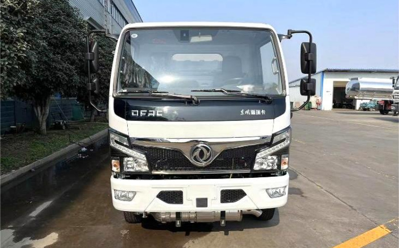 Dongfeng Xiaofuruika 5m³ Refueling Truck detail view 2