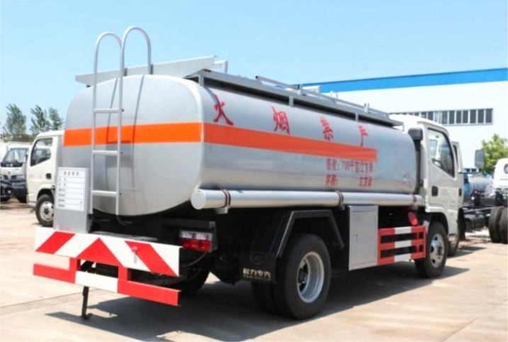 Dongfeng Small Duolika 4m³ Refueling Truck detail view 4