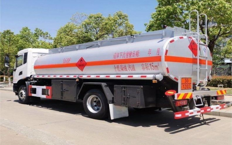 Dongfeng Tianjin 15m³ Carbon Steel Refueling Truck detail view 2