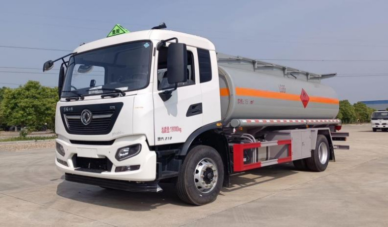 Dongfeng Tianjin 15m³ Carbon Steel Refueling Truck detail view 3