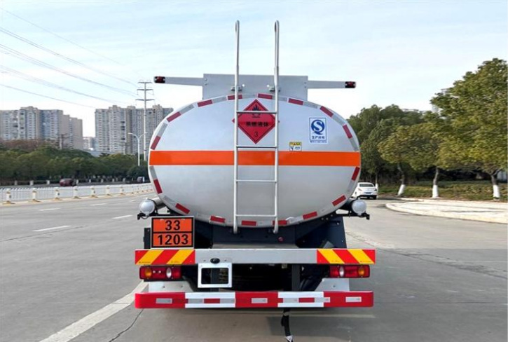 Dongfeng Tianjin 15m³ Carbon Steel Refueling Truck detail view 4