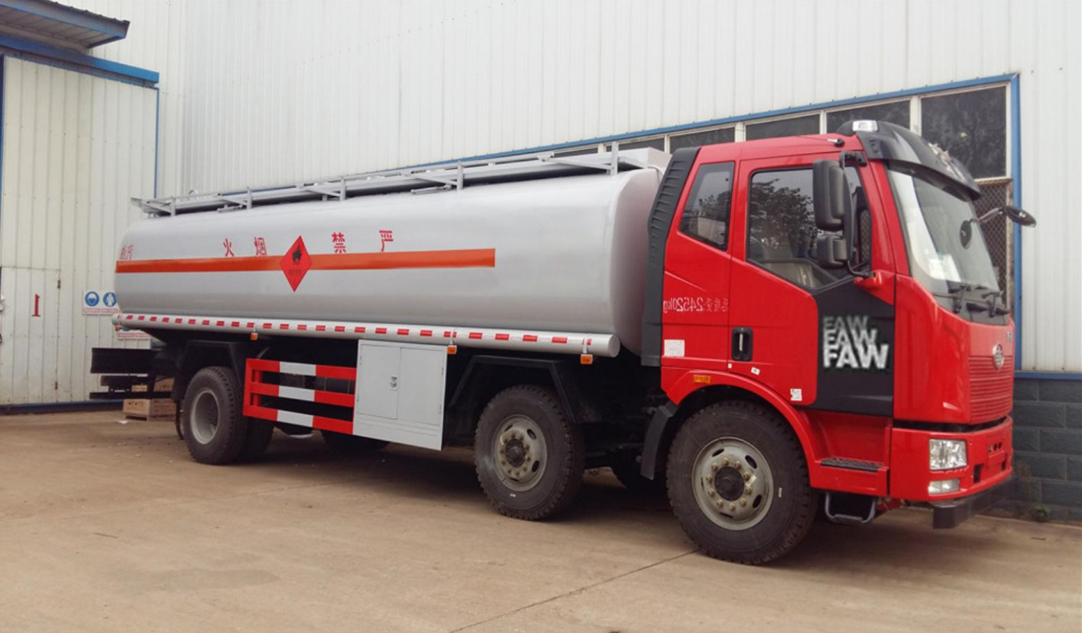 Jiefang Small Three-Axle 19m³ Refueling Truck product view