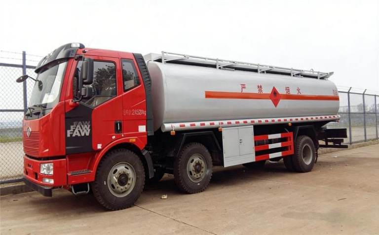 Jiefang Small Three-Axle 19m³ Refueling Truck detail view 2