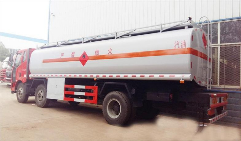 Jiefang Small Three-Axle 19m³ Refueling Truck detail view 3