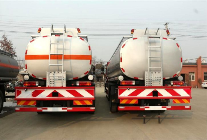 Jiefang Small Three-Axle 19m³ Refueling Truck detail view 4