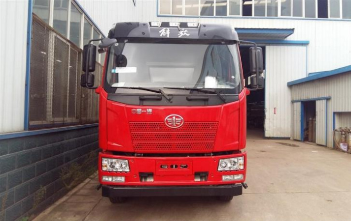 Jiefang Small Three-Axle 19m³ Refueling Truck detail view 5