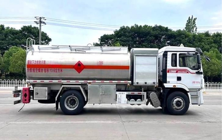 Shacman Delong 15m³ Aircraft Refueling Truck detail view 5