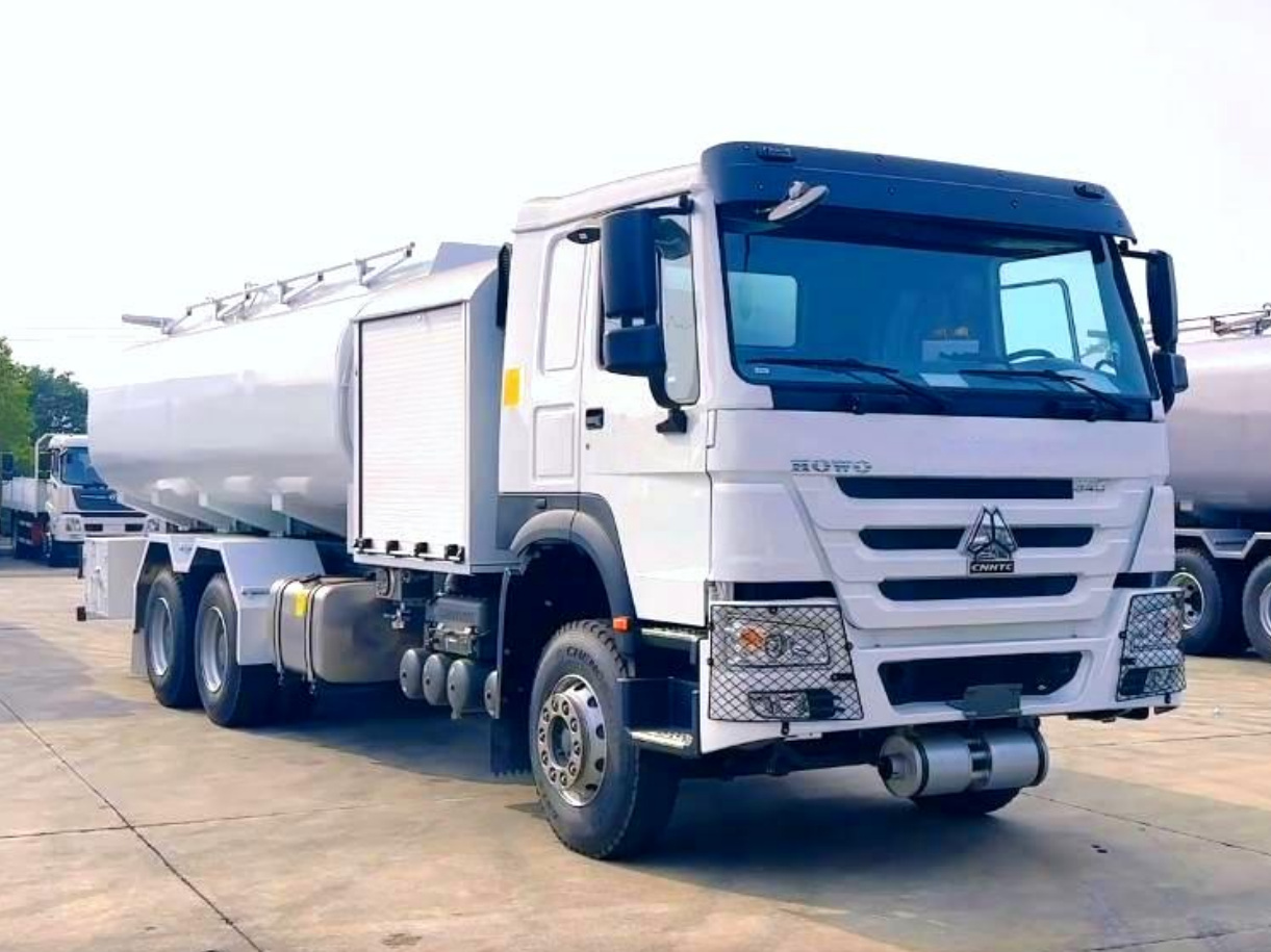 Sinotruk Howo 6×4 18m³ Aircraft Refueling Truck product view