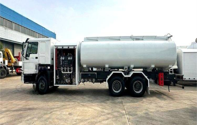 Sinotruk Howo 6×4 18m³ Aircraft Refueling Truck detail view 2