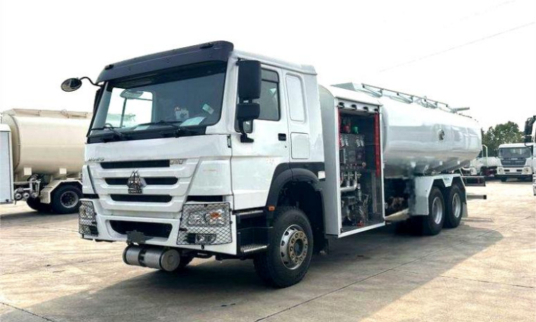 Sinotruk Howo 6×4 18m³ Aircraft Refueling Truck detail view 3