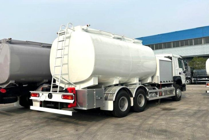 Sinotruk Howo 6×4 18m³ Aircraft Refueling Truck detail view 4