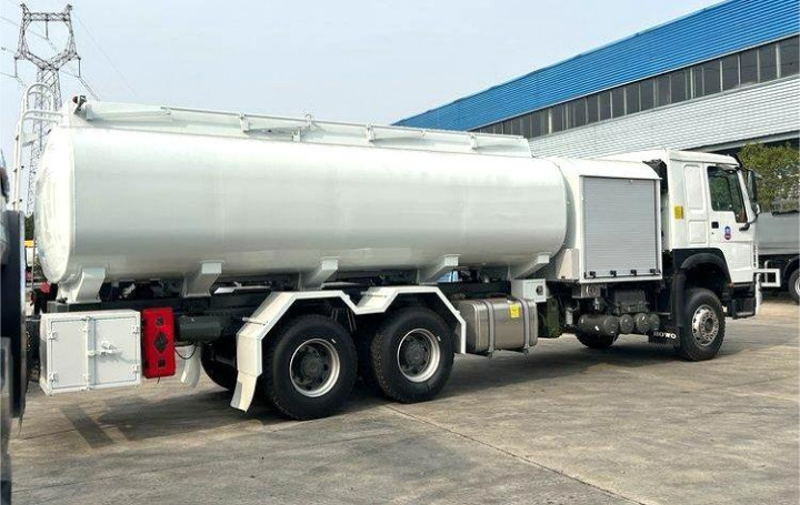 Sinotruk Howo 6×4 18m³ Aircraft Refueling Truck detail view 5