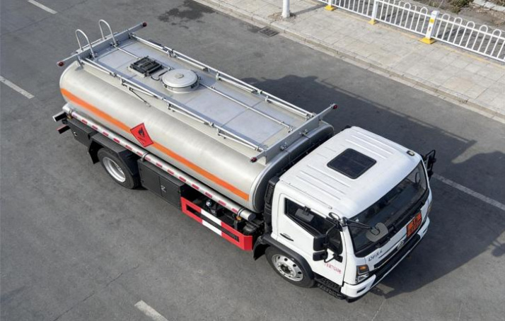Dongfeng 8m³ Light Oil Tanker detail view 5