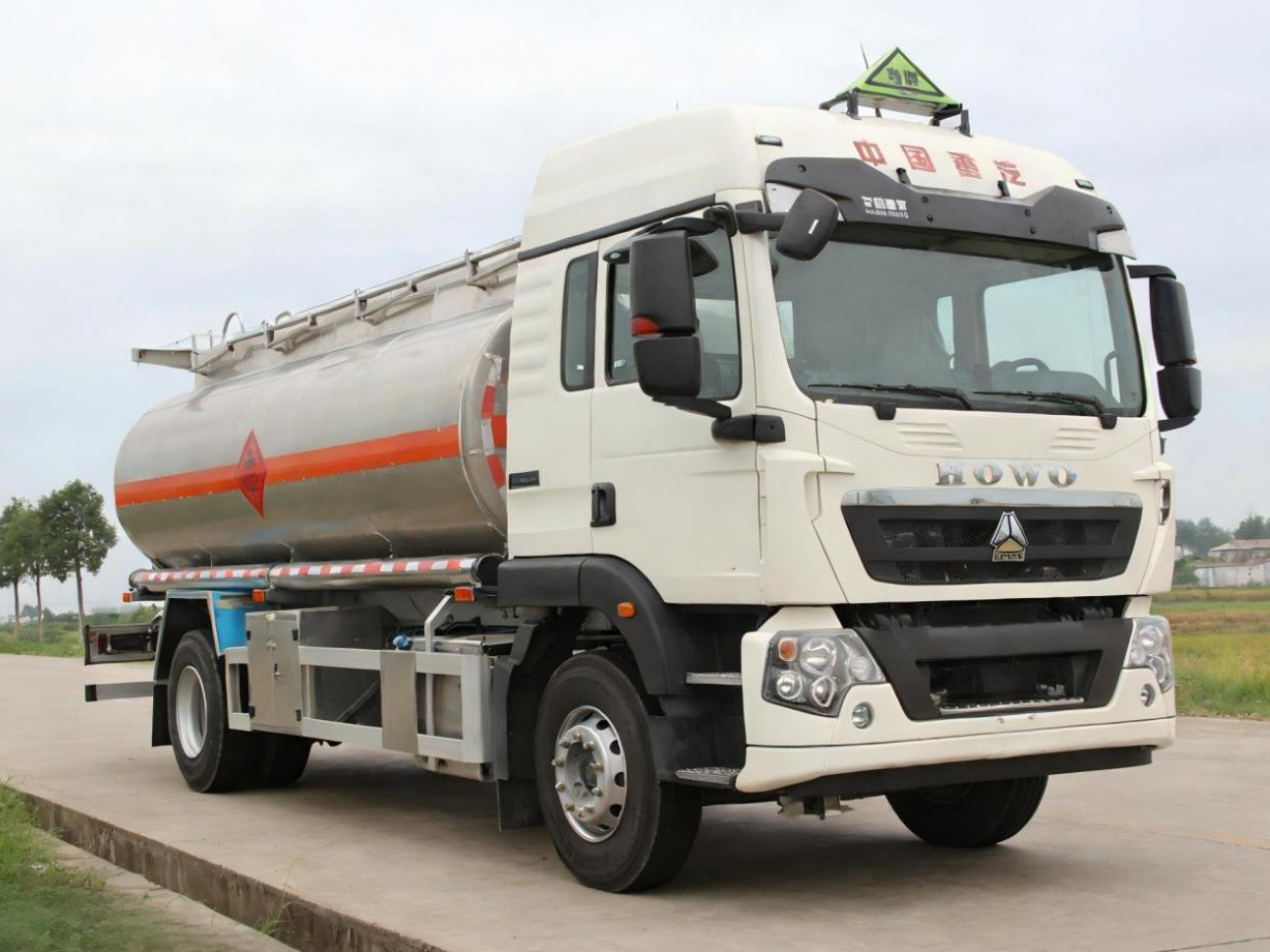 Sinotruk Howo 13m³ Light Oil Tanker product view