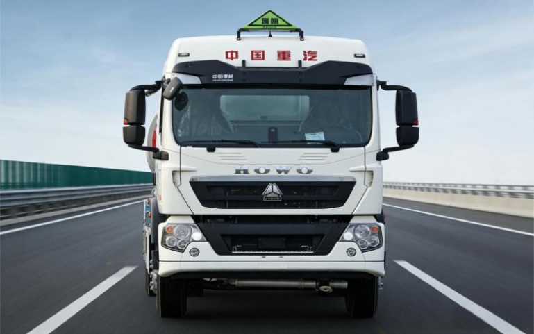 Sinotruk Howo 13m³ Light Oil Tanker detail view 2