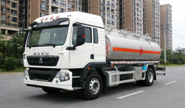 Sinotruk Howo 13m³ Light Oil Tanker detail view 3