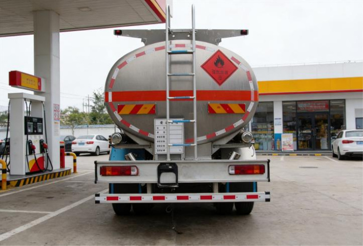 Sinotruk Howo 13m³ Light Oil Tanker detail view 4