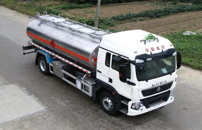 Sinotruk Howo 13m³ Light Oil Tanker detail view 5