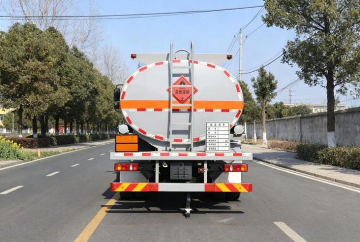 Dongfeng D3V 19m³ Light Oil Tanker detail view 4