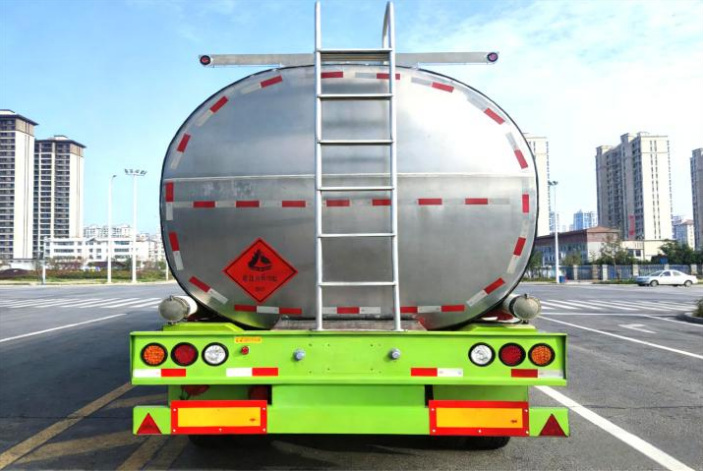34m³ Lubricating Oil Tank Transport Semi-trailer detail view 4
