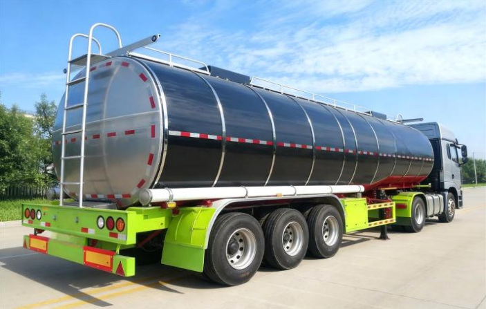 34m³ Lubricating Oil Tank Transport Semi-trailer detail view 5