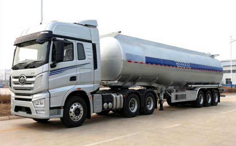37m³ Lubricating Oil Tank Transport Semi-trailer detail view 2