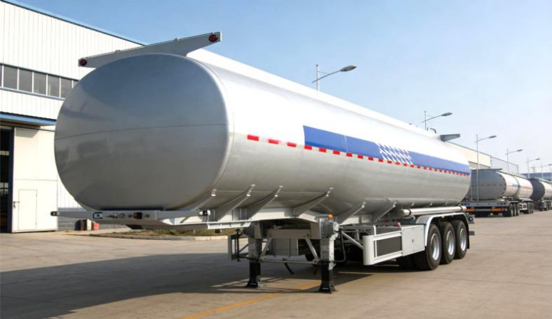 37m³ Lubricating Oil Tank Transport Semi-trailer detail view 3