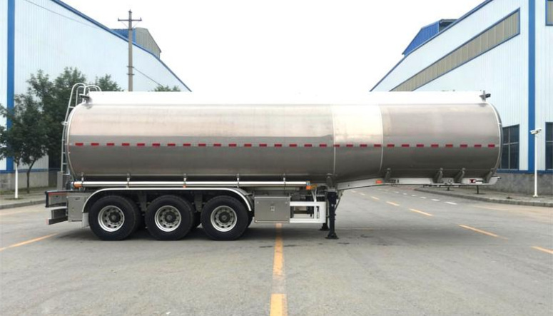 44m³ Lubricating Oil Tank Transport Semi-trailer detail view 3