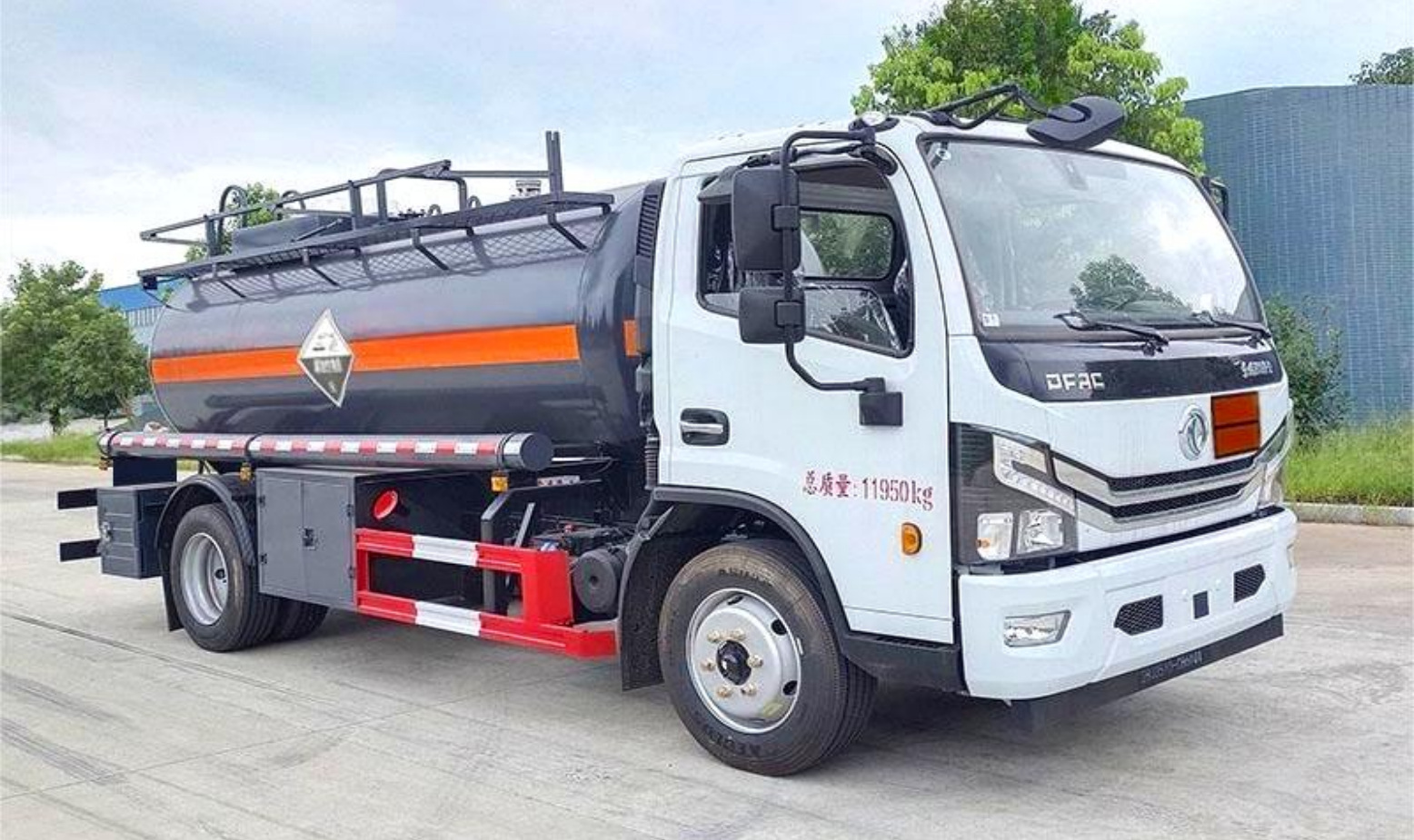 Dongfeng Duolika 6m³ Corrosive Goods Tank Transport Vehicle product view