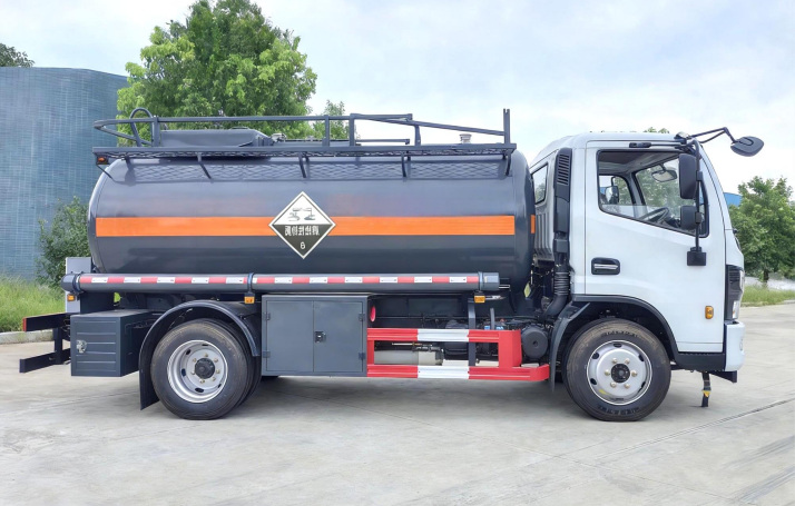 Dongfeng Duolika 6m³ Corrosive Goods Tank Transport Vehicle detail view 5