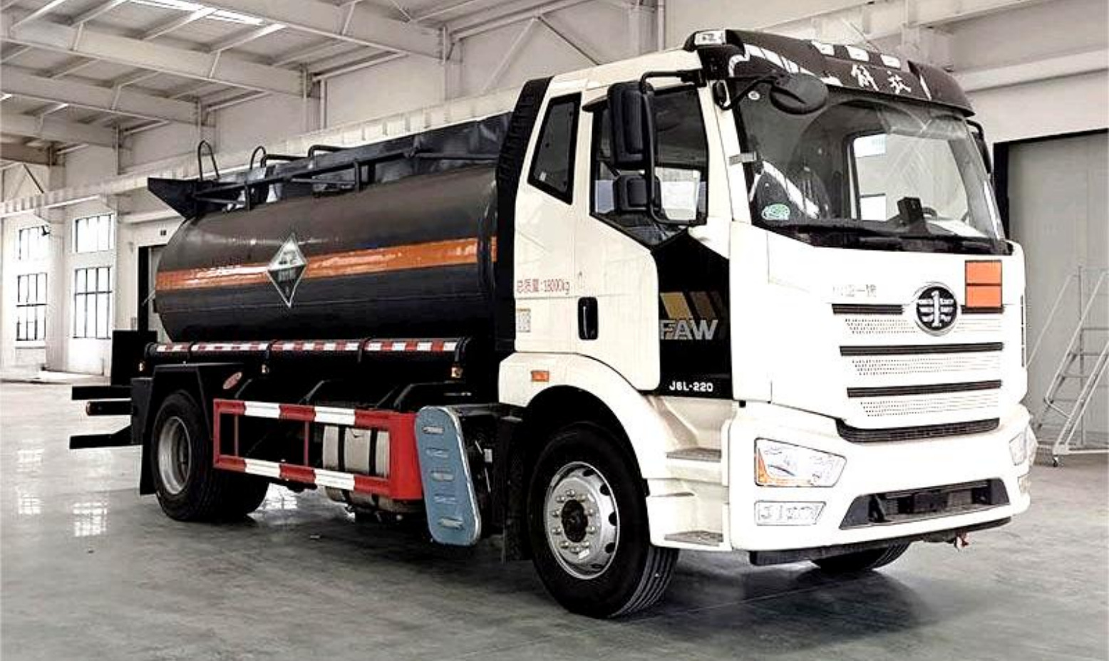 FAW Jiefang J6L 9m³ Corrosive Goods Tank Transport Vehicle product view