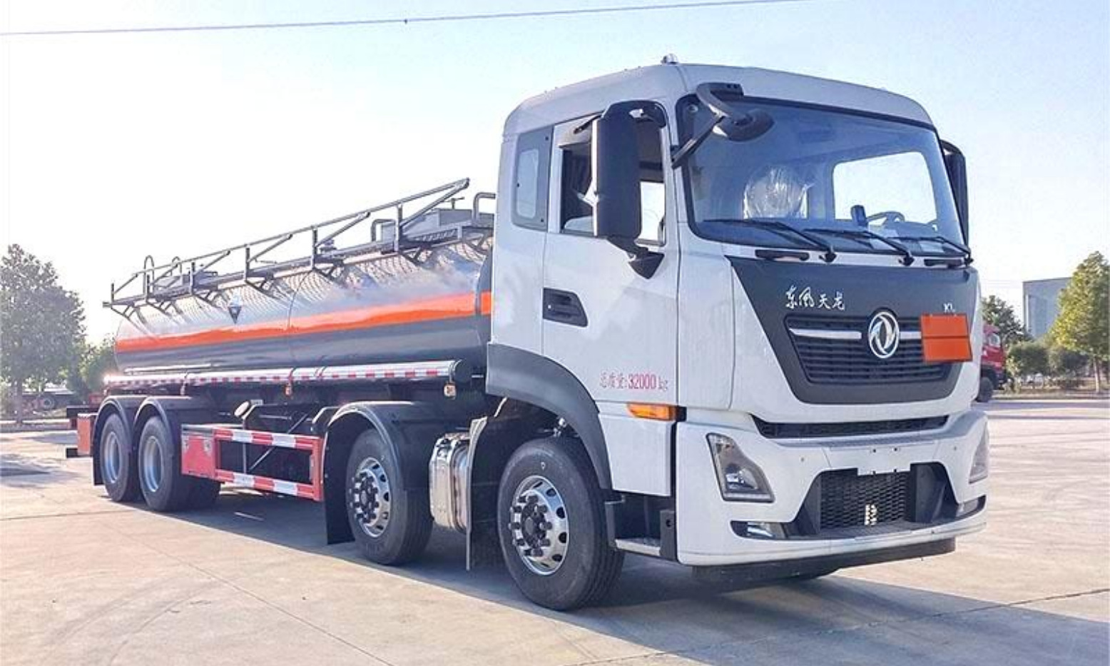 Dongfeng Tianlong 12m³ Corrosive Goods Tank Transport Vehicle product view