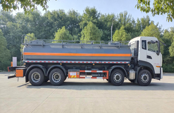 Dongfeng Tianlong 12m³ Corrosive Goods Tank Transport Vehicle detail view 5