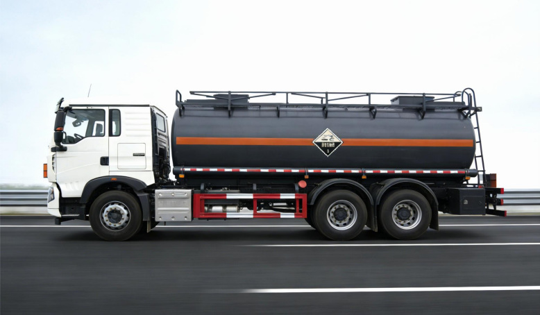 Sinotruk Howo 14m³ Corrosive Goods Tank Transport Vehicle detail view 3