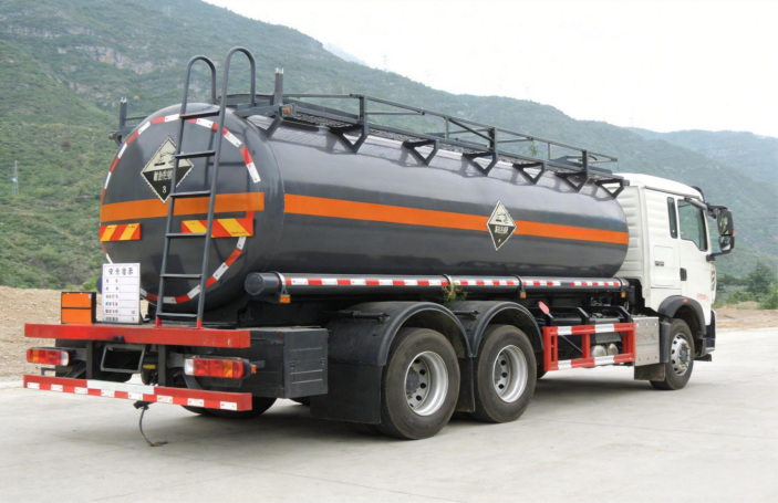 Sinotruk Howo 14m³ Corrosive Goods Tank Transport Vehicle detail view 5
