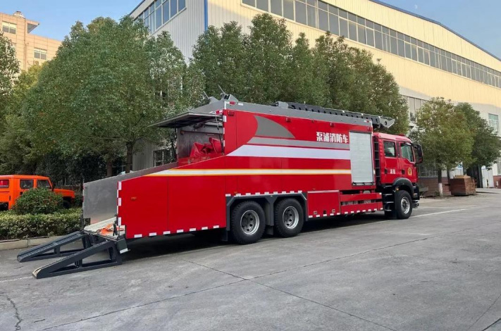 Sinotruk SITRAK 6×4 Fire Pump Truck detail view 4